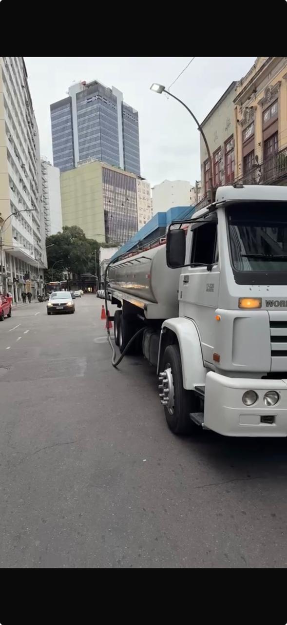 Caminhão pipa Águas Braga entregando água no Centro do Rio de Janeiro